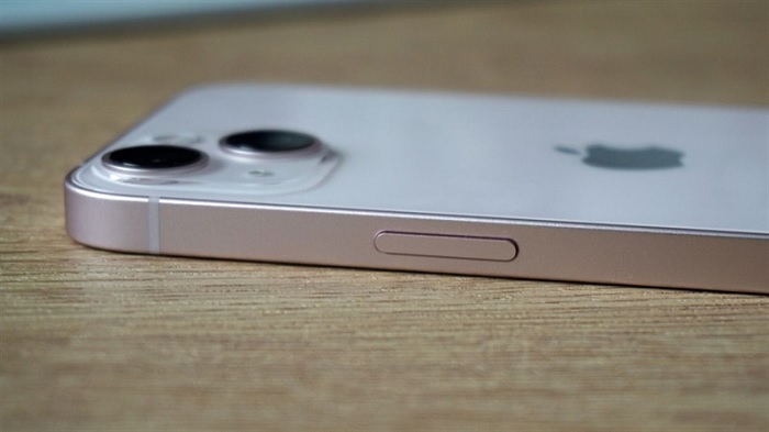 Cạnh phải được bố trí dải ăng ten và nút nguồn kích thước hơn