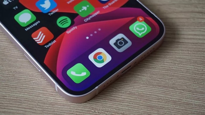 Cạnh viền iPhone 13 vẫn mỏng đều giống thế hệ trước