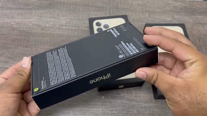 Dấu mũi tên màu vàng nhỏ nhắn được đặt ở phía sau hộp đựng iPhone