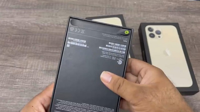 Người dùng xé để mở hộp iPhone