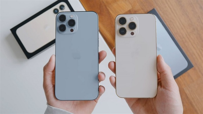 iPhone 13 Pro Max bên phải và iPhone 13 Pro bên phải