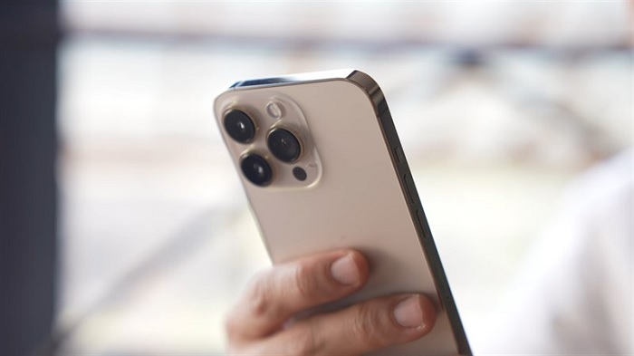 iPhone 13 Pro khi cầm trên tay khá thoải mái