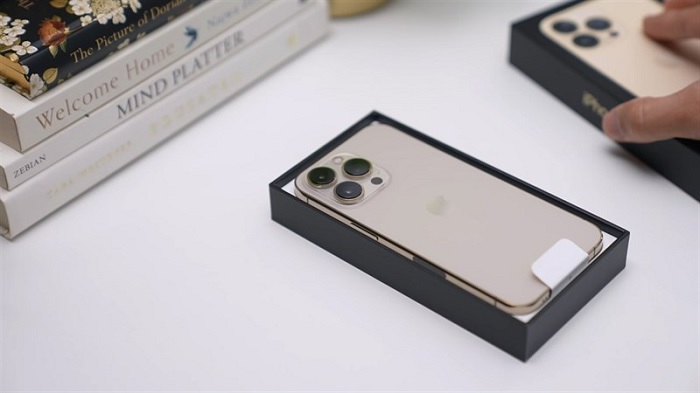 iPhone 13 Pro màu Vàng Gold nằm gọn gàng trong hộp đựng