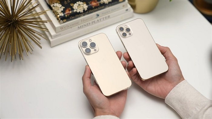 iPhone 13 Pro bên trái và iPhone 12 Pro bên phải