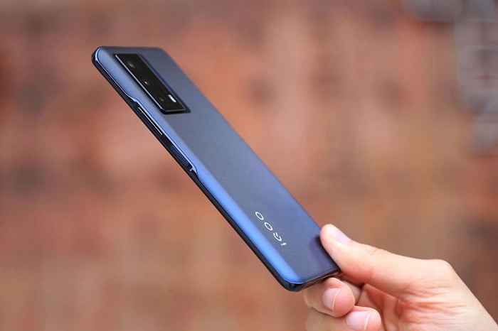 Cạnh phải được bố trí phím tăng giảm âm lượng và nút nguồn