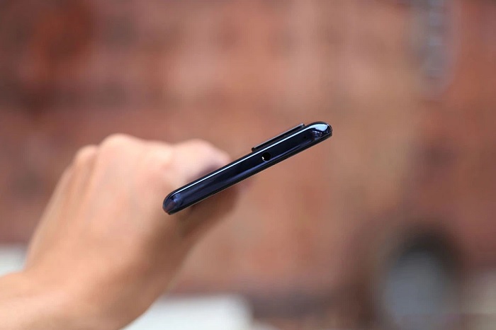 Đỉnh máy được bố trí jack tai nghe 3.5mm