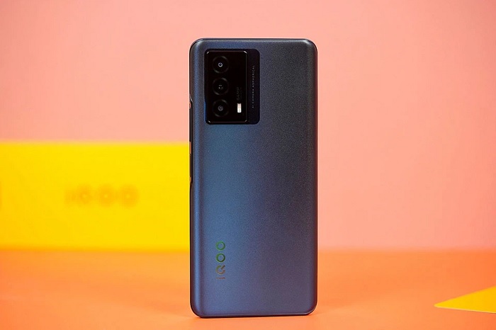 Cụm camera sau hình chữ nhật với kích thước khá lớn