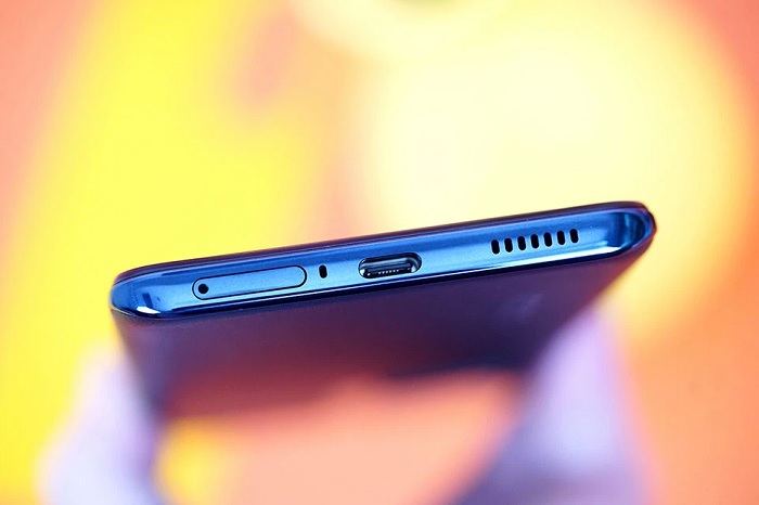 Cạnh đáy được bố trí loa ngoài, cổng sạc USB-C và khay cắm thẻ sim