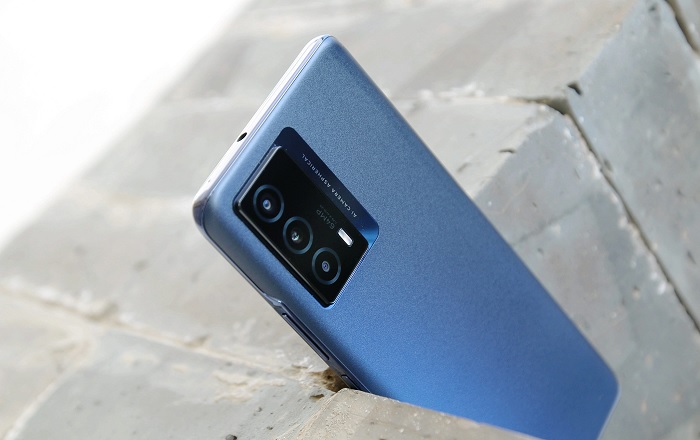 Cận cảnh cụm camera trên vivo iQOO Z5