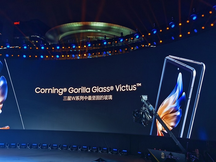 Samsung W22 5G sử dụng kính cường lực Gorilla Glass Victus