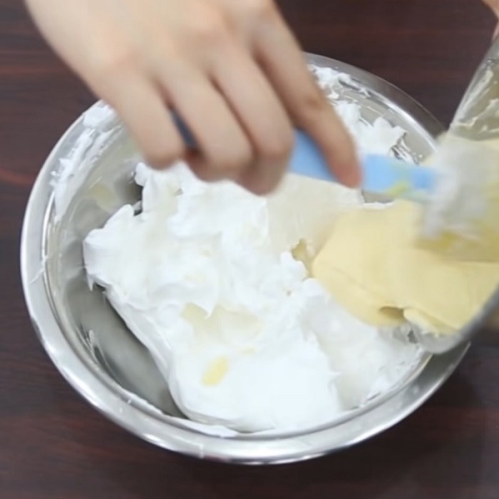 Tiếp tục trộn hai hỗn hợp