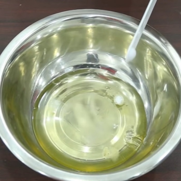 Cho muối vào lòng trắng trứng