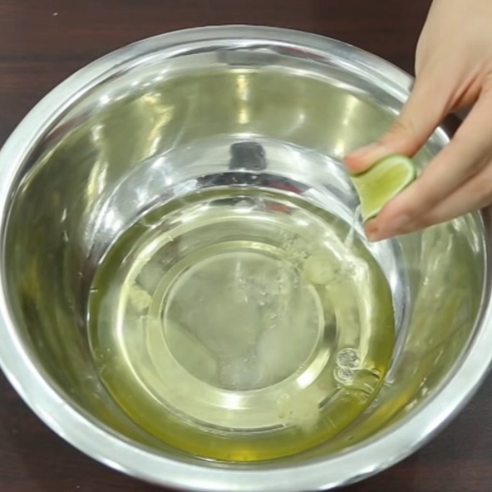 Tiếp đến cho thêm nước cốt chanh và đánh đều hỗn hợp