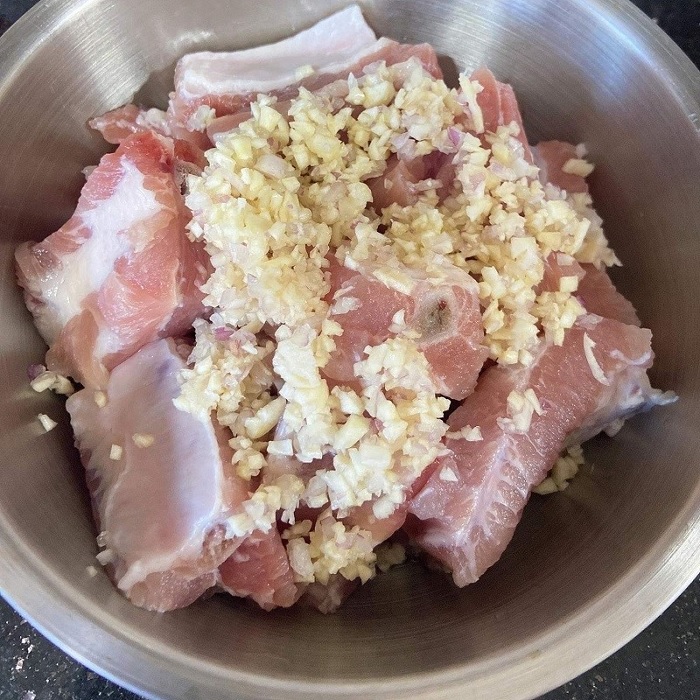 Cho hành tỏi đã băm vào sườn