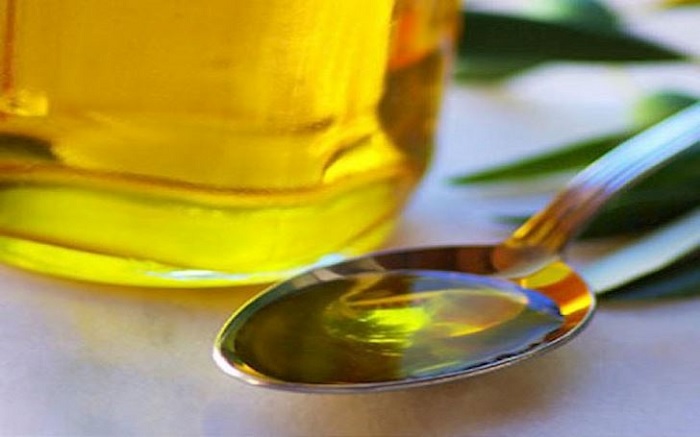 Cho thêm dầu ăn vào trong nồi cháo