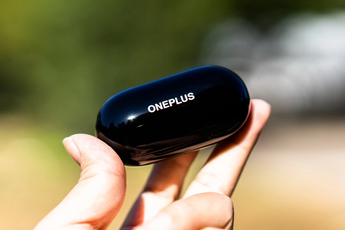 OnePlus Buds Z2 được làm từ nhựa bóng