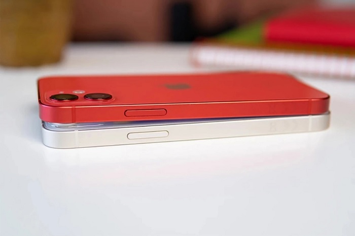 iPhone 12 mini phía trên và iPhone 13 mini phía dưới