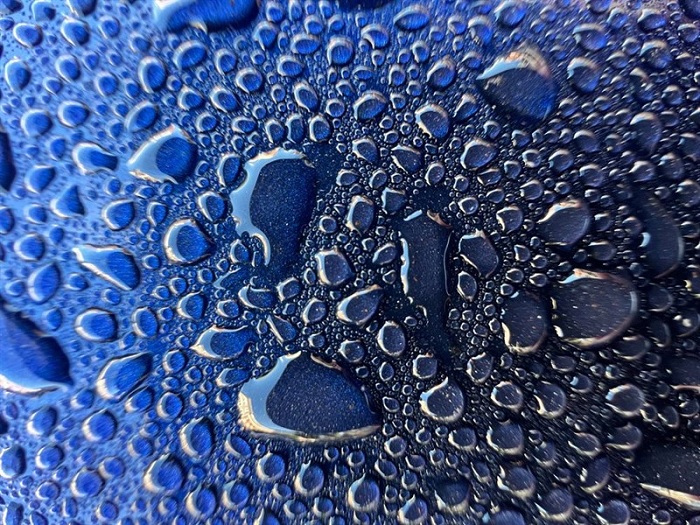 Giọt nước đọng trên bề mặt ly được ghi lại