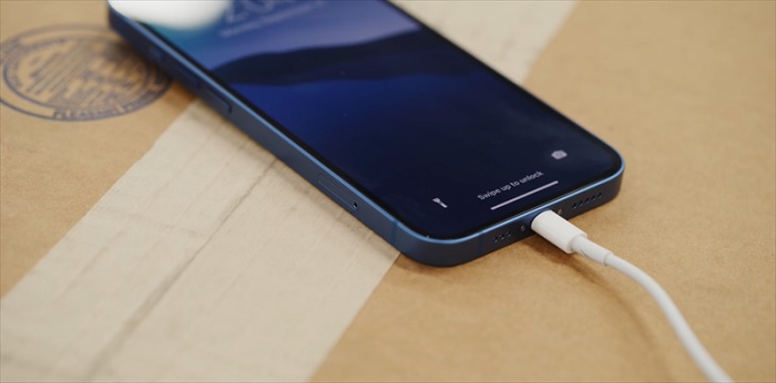 iPhone 13 tích hợp đầy đủ các công nghệ: sạc có dây và sạc không dây