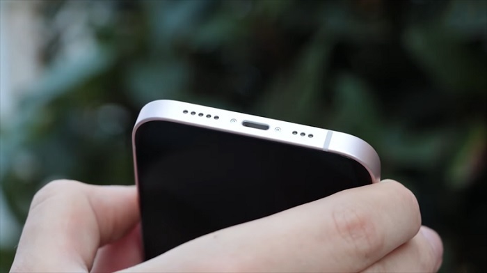 Hai dải loa và cổng sạc Lightning được bố trí trên cạnh đáy