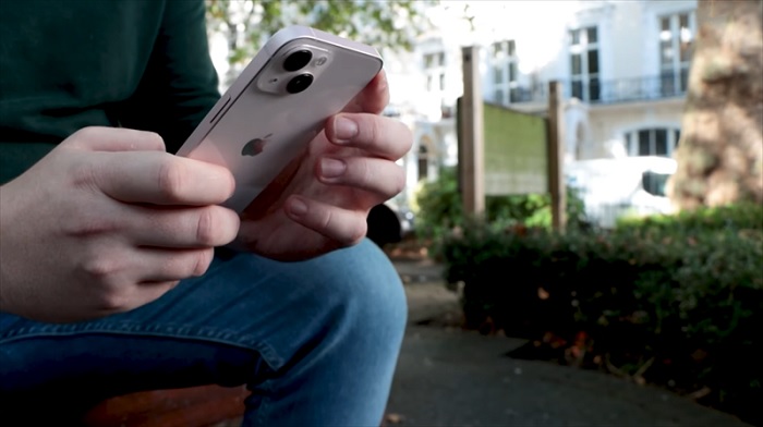 Dùng 1 tay rất dễ dàng với iPhone 13