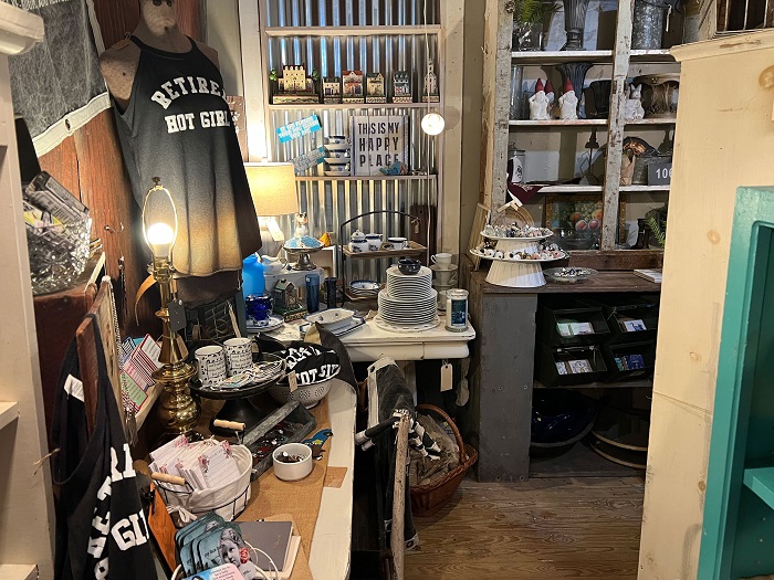 Ảnh chụp trong nhà với ánh sáng phức tạp từ iPhone 13 Pro cho màu sắc chính xác và sắc nét. Còn,…