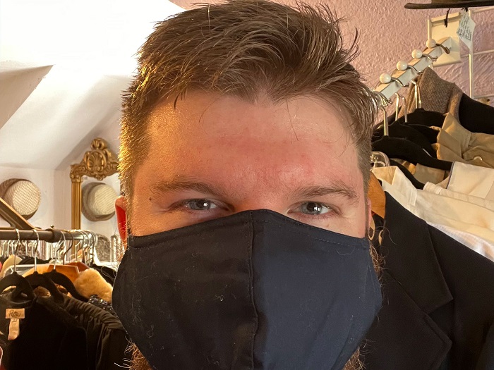 Ảnh chụp từ camera selfie 12MP chế độ ban đêm cho màu sắc ấm