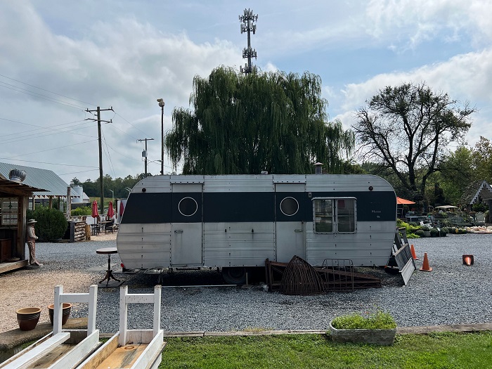 iPhone 13 Pro xử lý ảnh sáng tốt, nhiều chi tiết được giữ lại, ảnh có chiều sâu. Trong khi,…