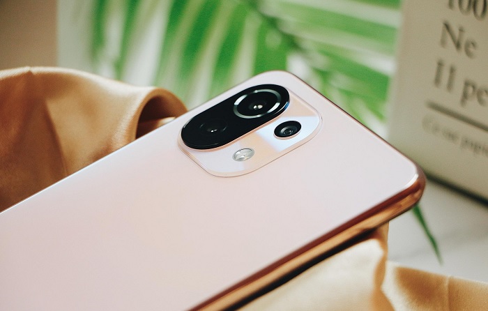 Cận cảnh cụm camera sau của Xiaomi 11 Lite 5G NE