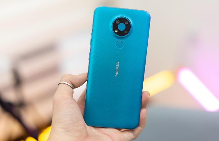 Sản phẩm có thiết kế cứng cáp cùng màn hình rộng lớn và viên pin trâu