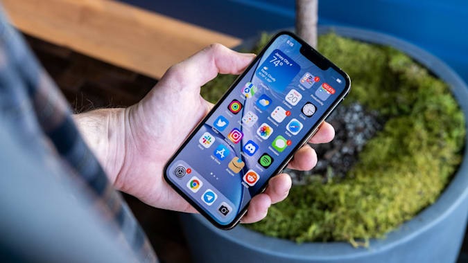 Giá linh kiện iPhone 13 Pro chỉ bằng một nửa giá bán, Apple quá lời chăng?