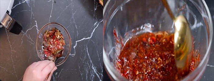 Trộn hỗn hợp gia vị cho đến khi sánh đặc