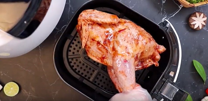 Đặt gà vào nồi chiên không dầu và thiết lập nhiệt độ, thời gian nướng