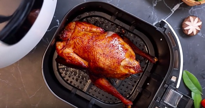 Thịt gà nướng bằng nồi chiên không dầu chín tới với màu vàng óng ánh đẹp mắt