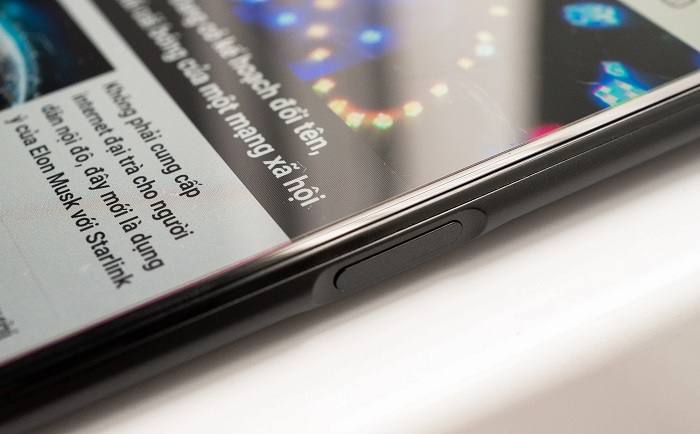 Cảm biến vân tay của máy đặt ở cạnh phải, tích hợp vào nút nguồn