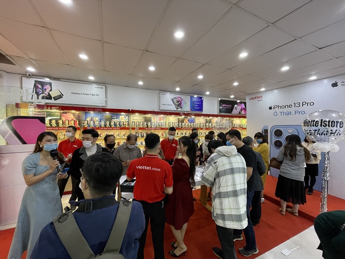 Khu vực bàn trải nghiệm iPhone 13 thu hút sự chú ý của rất nhiều khách hàng đến tham quan và khách hàng đến sớm chờ nhận máy