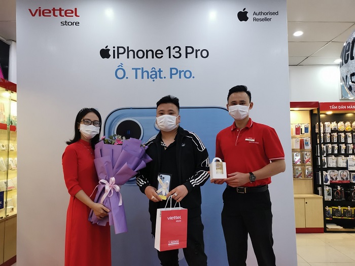 Những vị khách đầu tiên của buổi sáng trả hàng nhận máy và trên tay siêu phẩm mới nhất "nhà Táo"