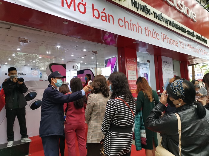 Viettel Store vẫn tuân thủ kiểm tra nhiệt độ và yêu cầu khách hàng sát khuẩn tay trước khi vào siêu thị