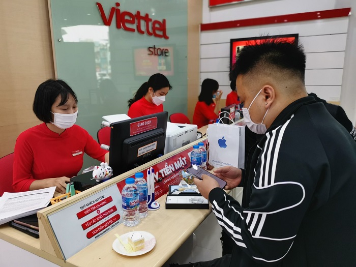 Một số khách hàng đến sớm đã làm xong thủ tục nhận máy và trên tay siêu phẩm mới của Apple