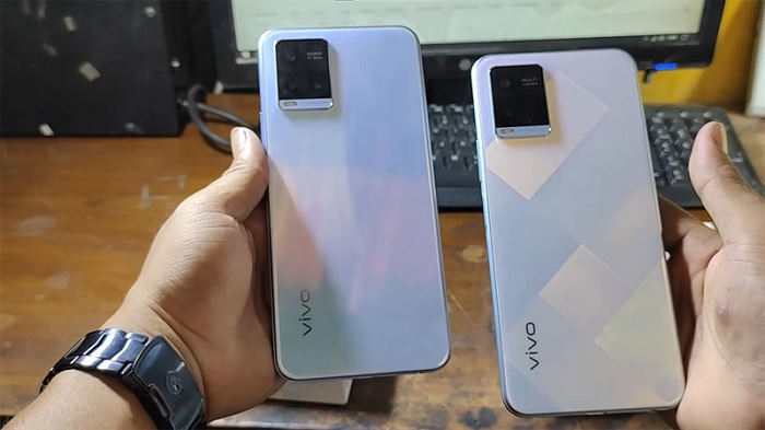 Mặt lưng Vivo Y21 bên phải và Vivo Y21s bên trái