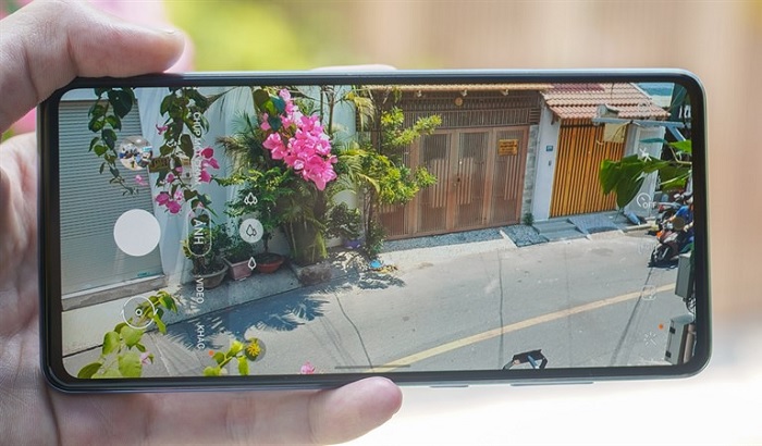 Bộ đôi nổi bật với cụm camera sau được trang bị tính năng chống rung quang học
