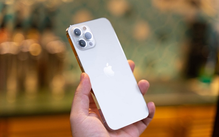 iPhone 12 Pro Max to hơn, nặng hơn