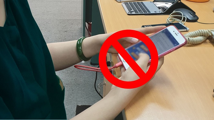 Không vừa sạc vừa dùng điện thoại