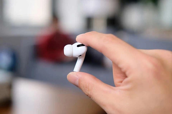 AirPods Pro sở hữu một hệ thống lỗ thông hơi trong thiết kế nhằm cân bằng áp suất mà AirPods 3 không có