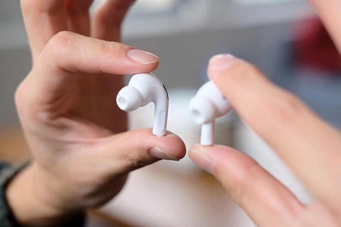 Với AirPods Pro, nhấn và giữ giúp chuyển đổi chế độ khử tiếng ồn và xuyên thấu, còn AirPods 3 là kích hoạt Siri