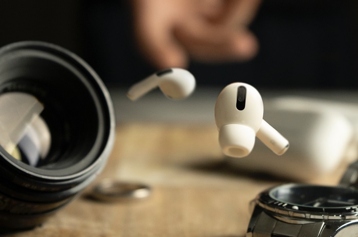 AirPods 3 mang đến thời gian nghe và đàm thoại lâu hơn một chút so với AirPods Pro
