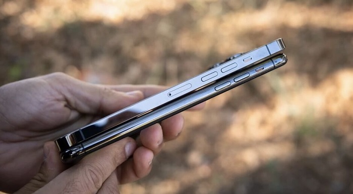 iPhone 13 Pro Max thiết kế phẳng trong khi iPhone 11 Pro Max thiết kế bo cong
