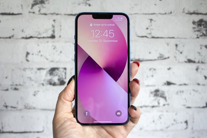 Mặt trước iPhone 13