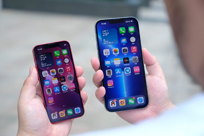 iPhone 13 chạy iOS 15, iPhone 12 Pro chạy iOS 14
