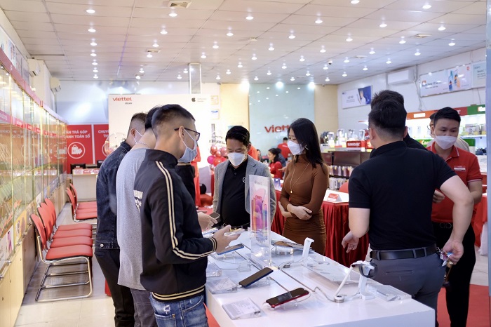 Khu vực bàn trải nghiệm iPhone 13 thu hút sự chú ý của rất nhiều khách hàng đến tham quan và khách hàng đến sớm chờ nhận máy 